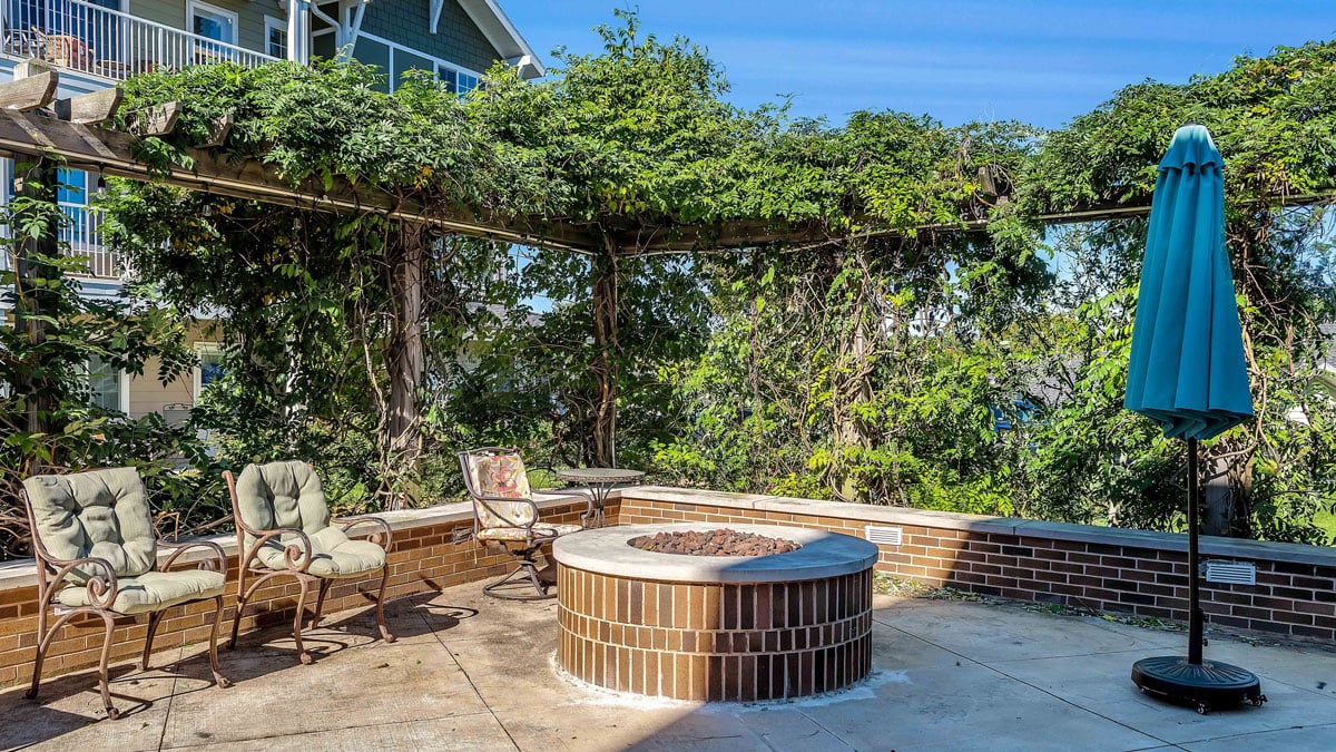 The outdoor patio at Colonial Gardens